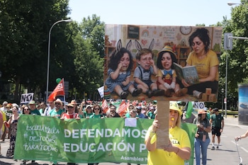 Miles de docentes, familias y estudiantes marchan por Madrid en defensa de la enseñanza pública. (EFE/Víctor Lerena)