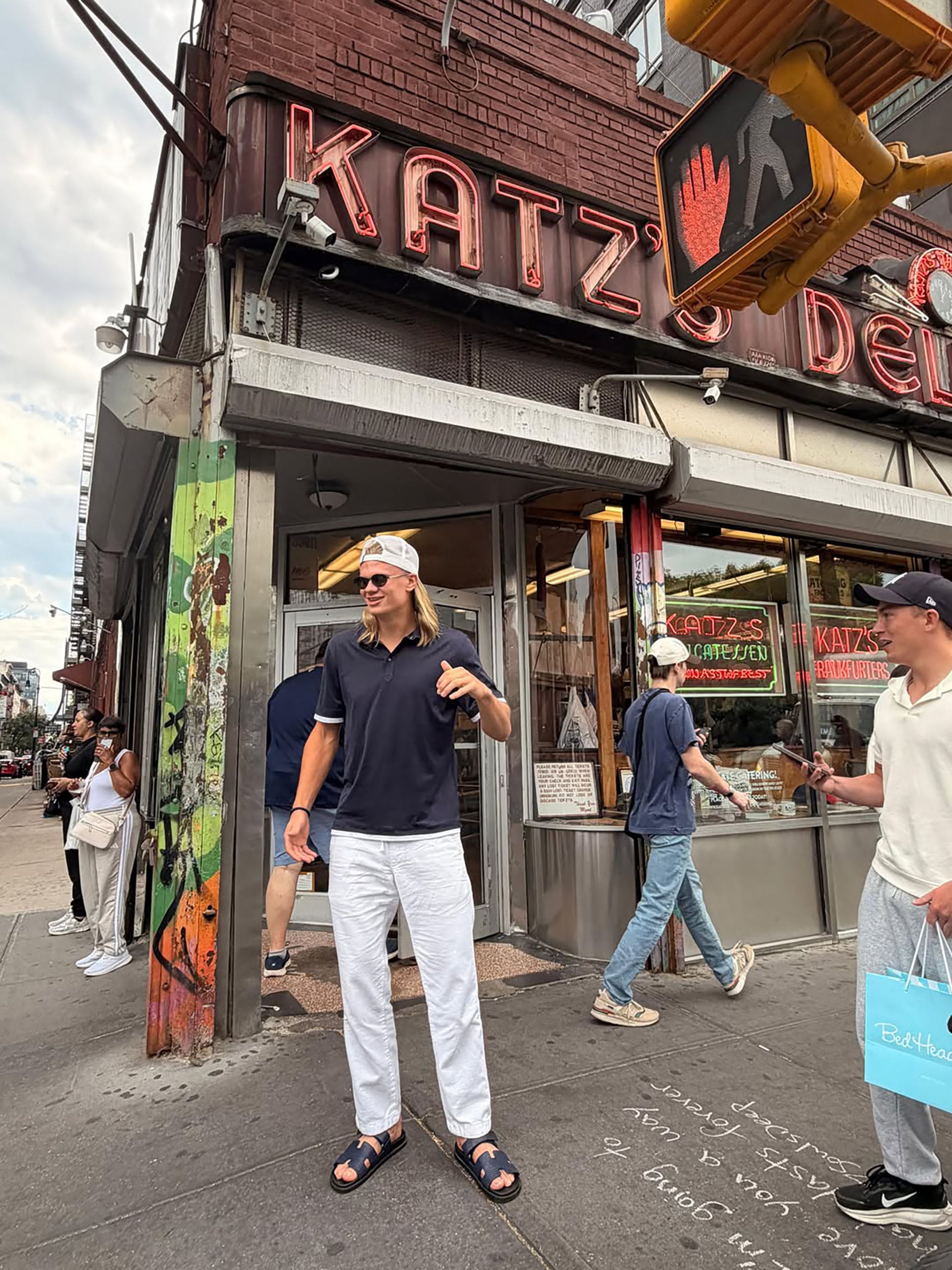 Erling Haaland posó delante de Katz’s Delicatessen (Foto: @erling)