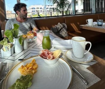 Nicolás Cabré y su novia