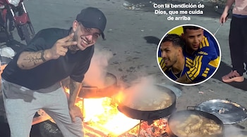 Un hombre con gorra posa junto a sartenes sobre fuego de brasas en la calle y una imagen circular superpuesta de futbolistas.