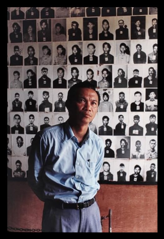 Dith Pran en el Museo del Genocidio de Tuol Sleng en Phnom Penh, Camboya