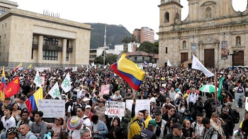 Miles de colombianos defienden en