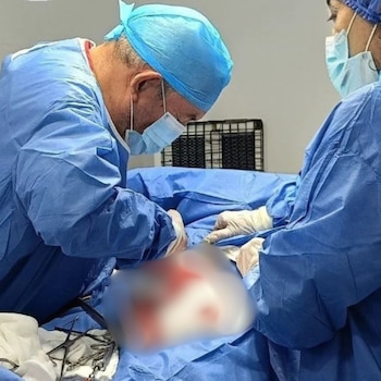 Fotografía del médico José Antolín ejerciendo su profesión. Crédito: Facebook - Sanatorio Maternidad Lazcano
