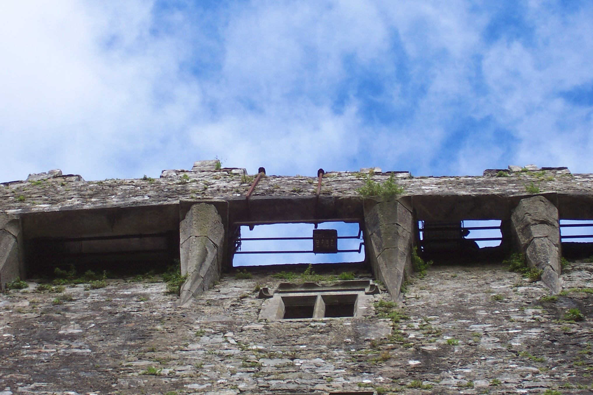 La Blarney Stone se ubica a 27 metros de altura en la muralla sur del castillo, lo que convierte el beso en una experiencia vertiginosa y única (Wikimedia)