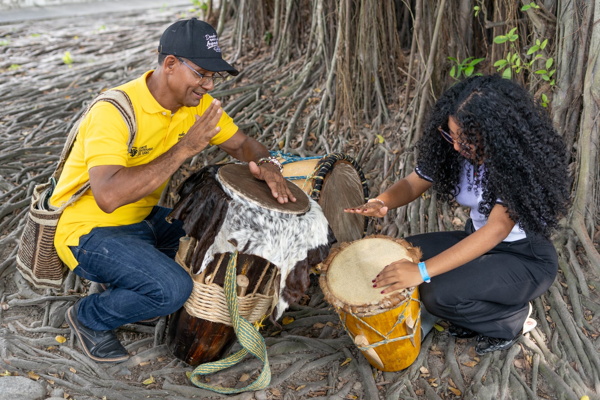 El coordinador cultural de la fundación Gabo, Apolinar Venecia, junto a la poeta Katieth Salazar mientras hacen una muestra con instrumentos musicales en el recinto de la Casa de Gabriel García Márquez en Aracataca (EFE/ Pablo R. Seco)