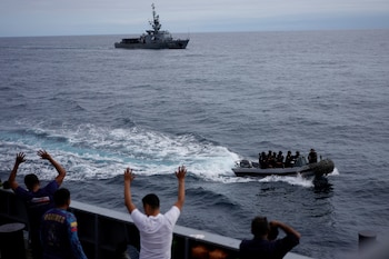 IMAGEN DE ARCHIVO. Una lancha rápida con soldados de la Armada ecuatoriana se aproxima durante una demostración de asalto al Hualcopo, un buque originalmente conocido como Fu Yuan Yu Leng 999, de bandera china, cuando fue capturado transportando 300 toneladas de pescado y posteriormente reconvertido en buque logístico de la Armada ecuatoriana, durante ejercicios de entrenamiento de la Armada ecuatoriana con aliados vecinos para proteger las aguas alrededor de las Islas Galápagos de la pesca ilegal por parte de buques extranjeros, en el Océano Pacífico, Ecuador, 3 de julio de 2024. REUTERS/Santiago Arcos