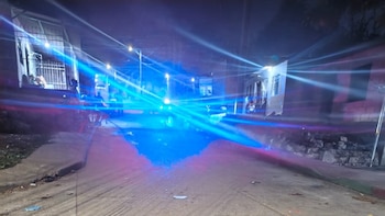 Lugar donde dos sicarios en motocicleta irrumpieron en la vivienda y dispararon contra la pareja de adultos mayores - crédito X