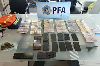 Los celulares y el dinero secuestrado en los operativos