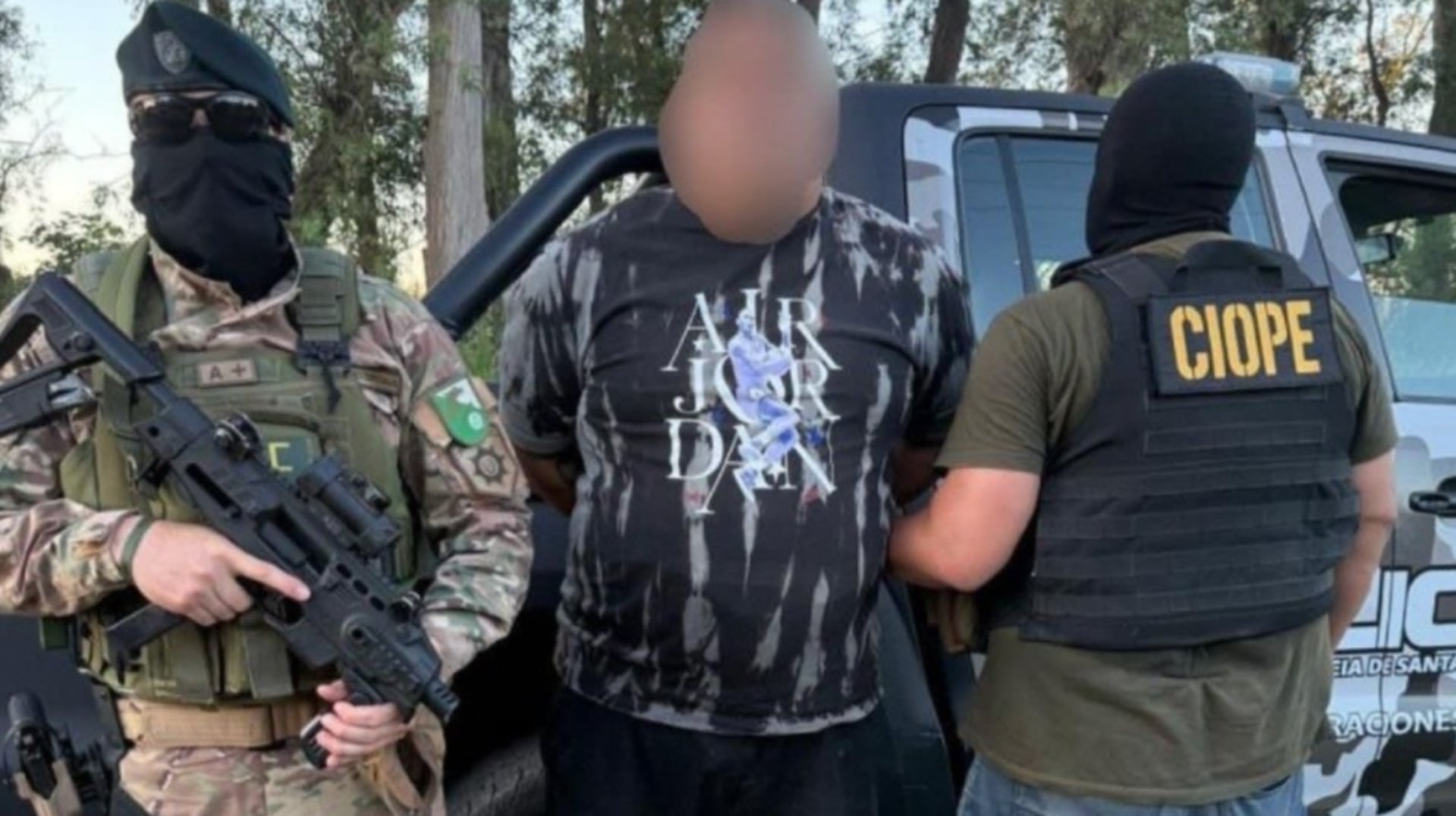 Dos efectivos del CIOPE custodian al detenido (Rosario3)