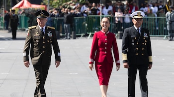 Así es el poderoso traje rojo que usó la presidenta Sheinbaum en el Desfile Militar por la Independencia