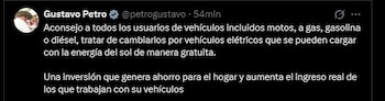 El presidente Gustavo Petro recomendó a los usuarios de vehículos en Colombia migrar hacia opciones eléctricas - crédito Gustavo Petro/X