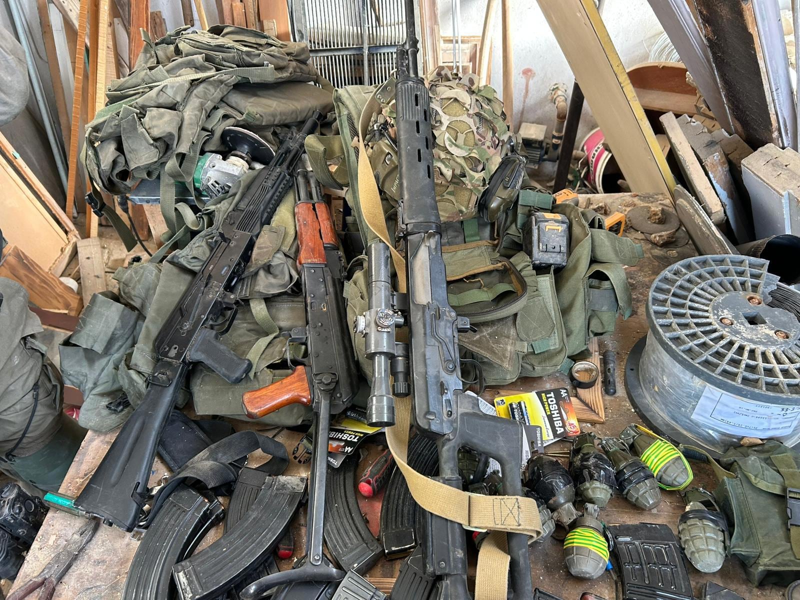 Las Fuerzas de Defensa de Israel confiscan lanzagranadas RPG, fusiles Kalashnikov, munición y un misil antiaéreo durante una operación en Kasbet Einta al sur del Líbano.