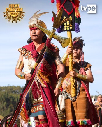 Hombre con vestimenta inca ceremonial, tocado dorado y cetro. Otro hombre detrás porta un estandarte. Fondo de cielo azul y vegetación
