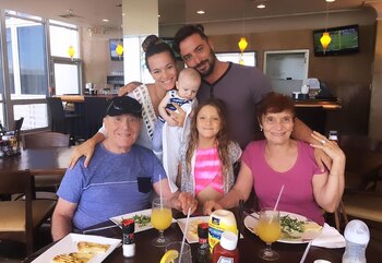 Claudia junto a sus padres,