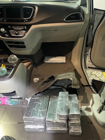Detienen a mujer estadounidense en Guanajuato que viajaban con menores de edad y paquetes de cocaína
