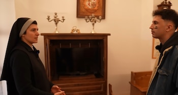 Sor Marta enseña su convento.