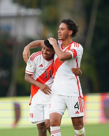 Erick Noriega celebrando con Diether