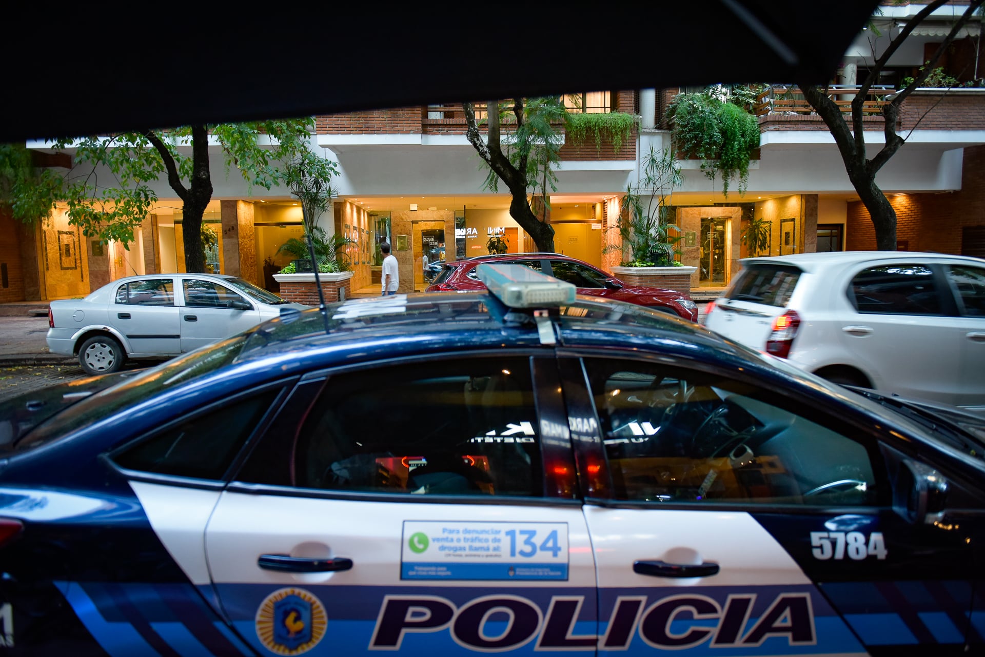 La fachada del edificio donde se encuentra el departamento del jefe de Gabinete, con custodia policial (Gustavo Gavotti)