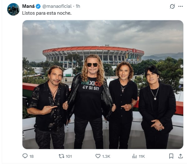 La banda mexicana Maná posa unida frente a un estadio con asientos rojos bajo un cielo nublado, lista para una presentación. (@manaoficial)