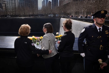 Varias personas depositaron flores en el borde del estanque reflectante norte del sitio del Memorial y Museo del 11-S. (REUTERS/Mike Segar)