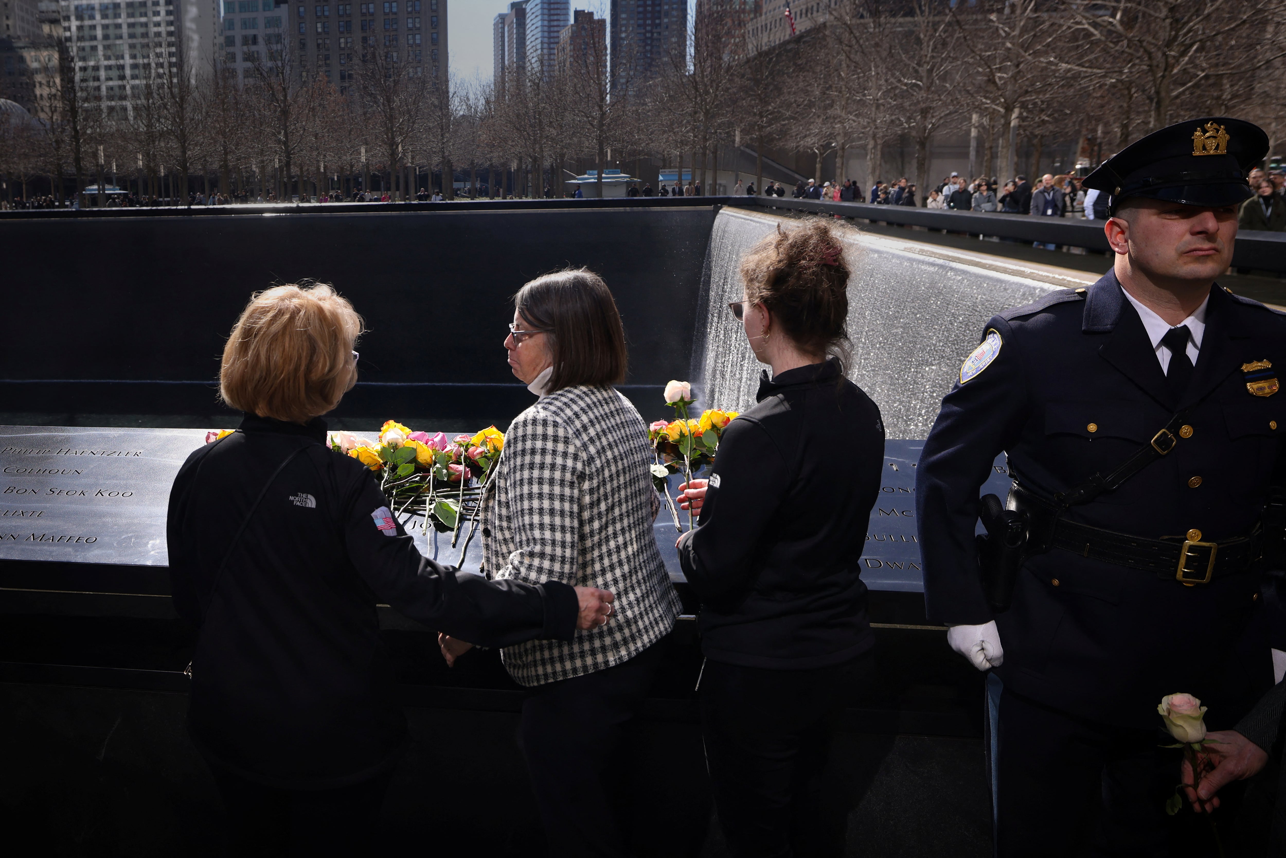 Varias personas depositaron flores en el borde del estanque reflectante norte del sitio del Memorial y Museo del 11-S. (REUTERS/Mike Segar)