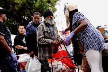 Fila de entrega de comida