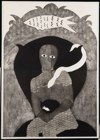 Ilustración en blanco y negro de una figura antropomórfica con cuerpo escamoso, rostro partido, ojos blancos, serpiente blanca y dos peces