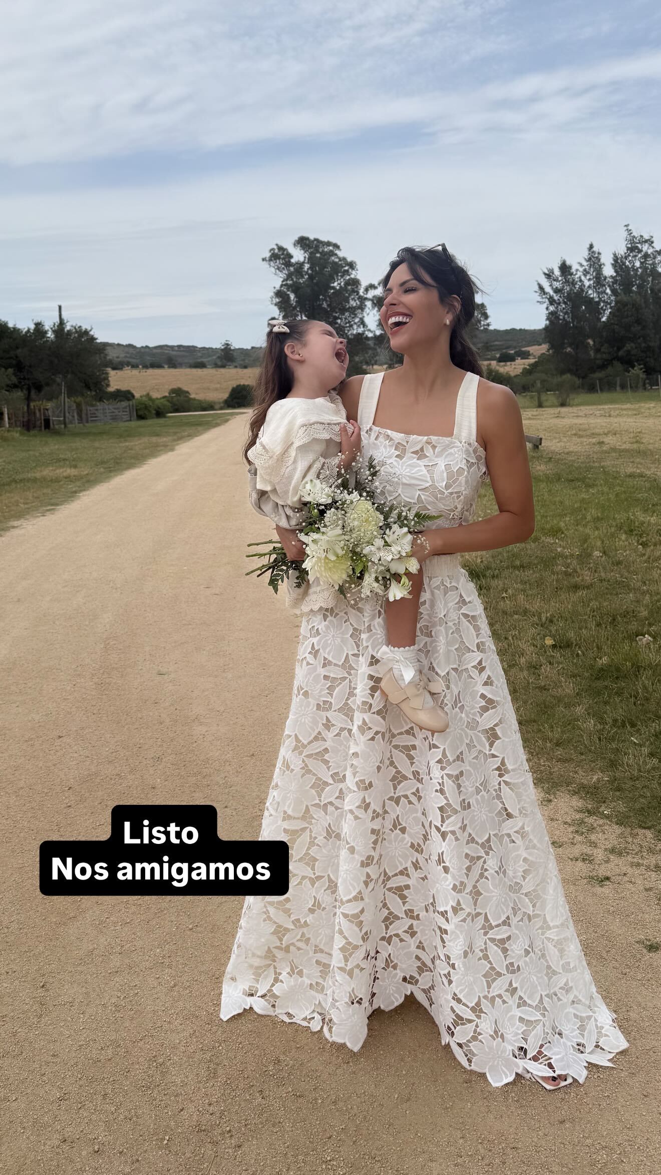 Barby eligió un conjunto de top y pollera en color blanco (Instagram)
