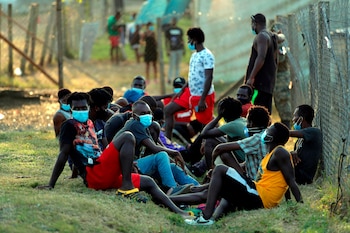 Migrantes conversan el 9 de