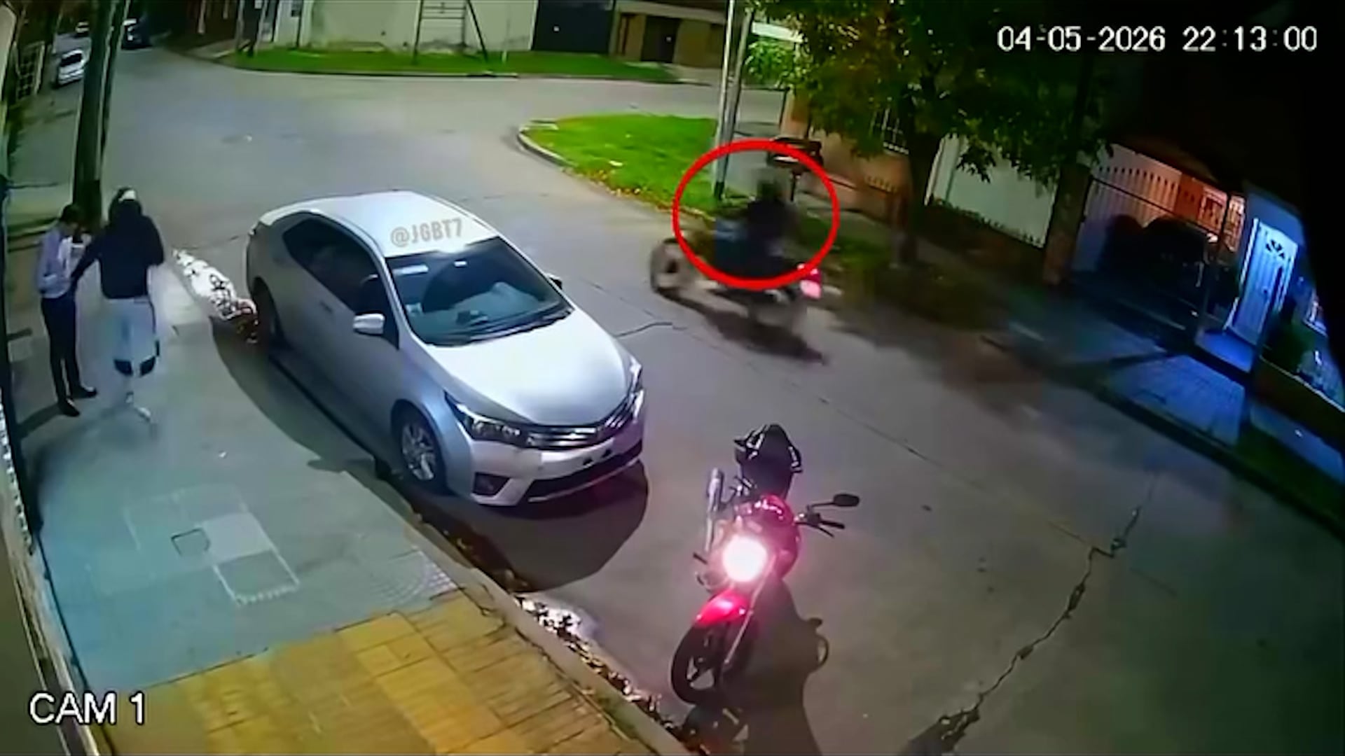 El cómplice, identificado con un círculo rojo, oficiaba de campana.