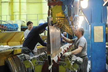 Trabajadores de Rostvertol, parte del conglomerado estatal ruso Rostec, durante una jornada en su planta de producción en Rostov del Don (REUTERS/Sergey Pivovarov)