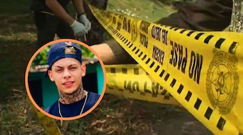 Cinta amarilla con el texto No pase y un círculo con la fotografía de un joven con gorra azul y tatuajes en el cuello.