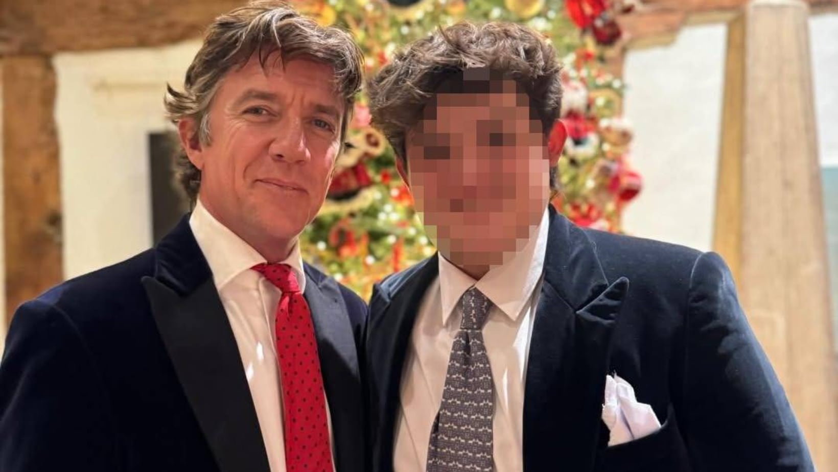 Nicolás Vallejo-Nágera y su hijo , Andrea Nicolás, juntos en Navidad (Instagram / @colatenicolas)