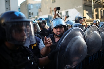 Una línea de efectivos de la Policía Federal en una manifestación. REUTERS/Agustin Marcarian