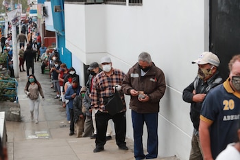 Un grupo de personas espera