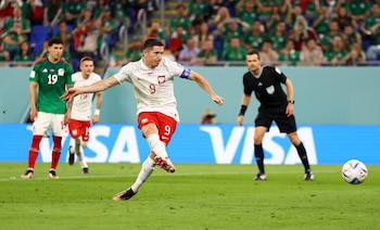 La estrella polaca se paró en el tiro penal y envió un disparo que fue contenido por el mexicano. (REUTERS/Hannah Mckay)