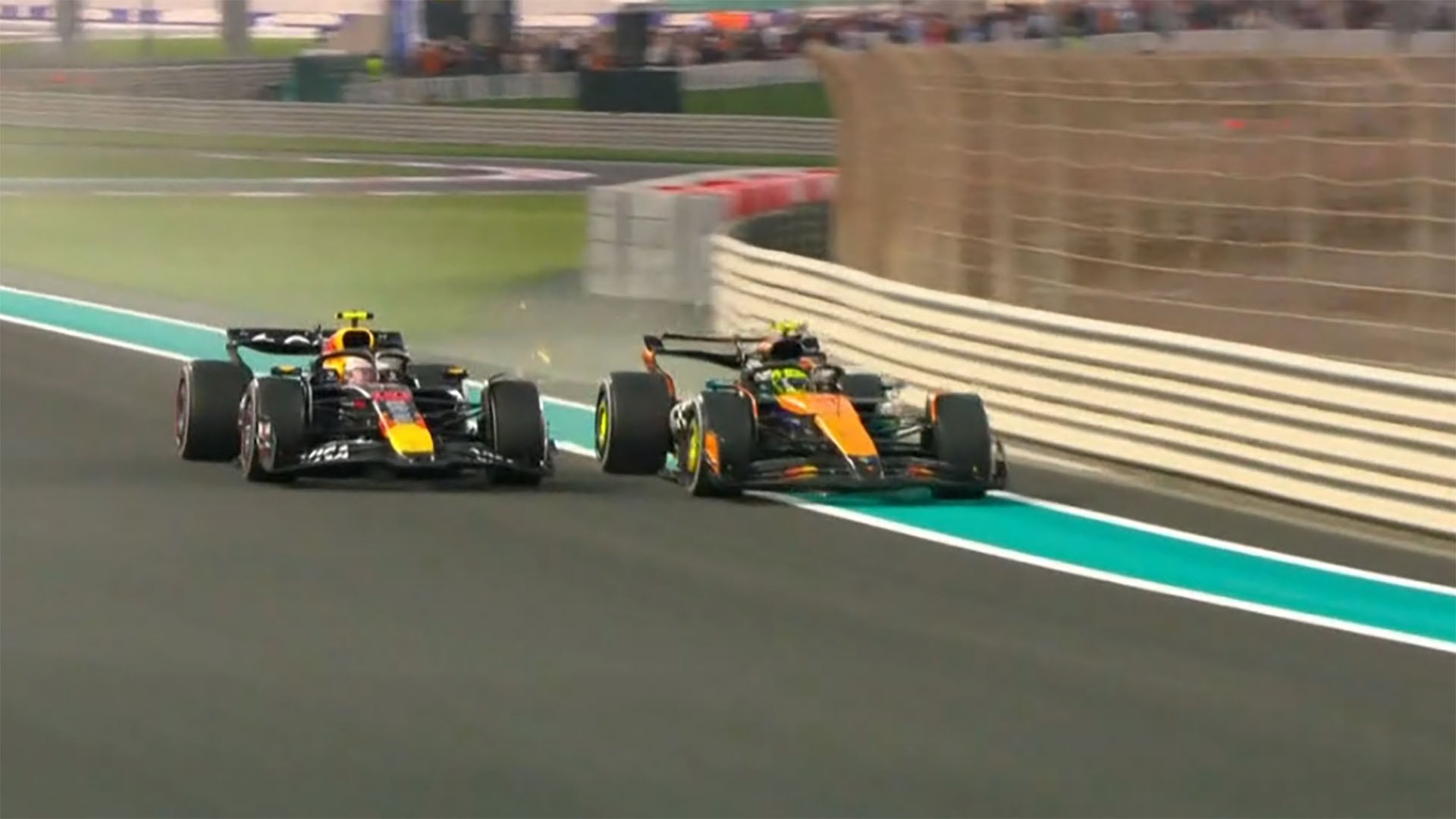 En la Fórmula 1 está prohibido superar a otro monoplaza con los cuatro neumáticos por fuera de los límites de pista, los cuales están marcados por las líneas blancas
