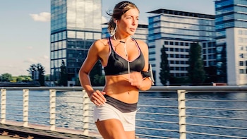 Por qué el calor hace que bajes tus ritmos al correr: cómo adaptar los entrenamientos de running en verano