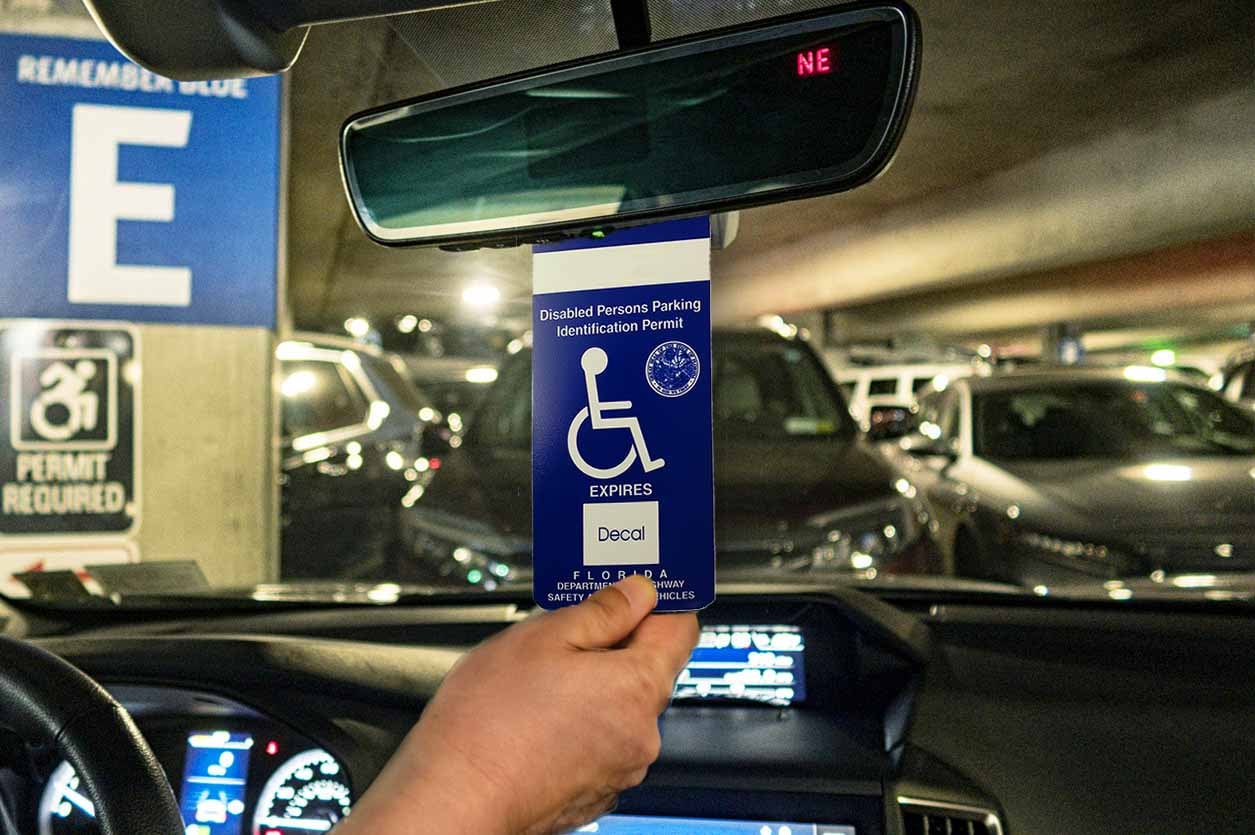 Las personas con discapacidad motora de larga duración o discapacidad visual certificada pueden solicitar sin costo un permiso de estacionamiento o una placa permanente en Florida (Palm Beach County Tax Collector).