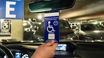 Florida otorga permisos de estacionamiento permanente desde el 1 de julio: requisitos y cómo solicitarlo