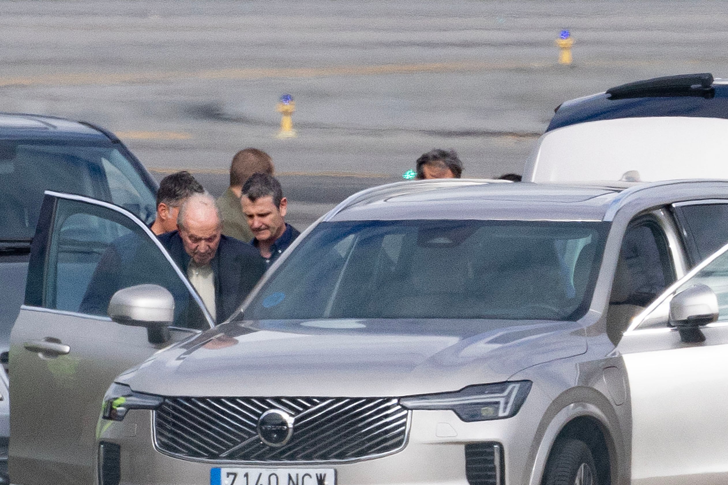 El rey emérito, Juan Carlos I, a su llegada al aeropuerto de Vigo, donde fue recibido por su amigo Pedro Campos, en cuya casa se hospedará en su estancia en Sanxenxo. (EFE/Salvador Sas).
