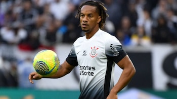 André Carrillo entra y Corinthians aguanta con dos jugadores menos ante Palmeiras: logró valioso empate sin goles