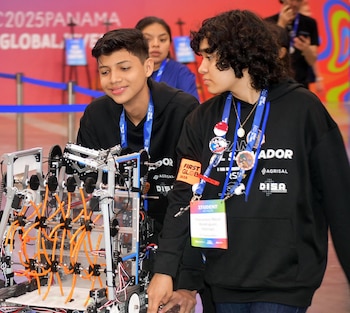 La liga Crea del STEAM MAKER Challenge enfrentará el reto DECODE by RTX, donde jóvenes programarán y controlarán robots en tiempo real. (Foto cortesía FUSALMO)