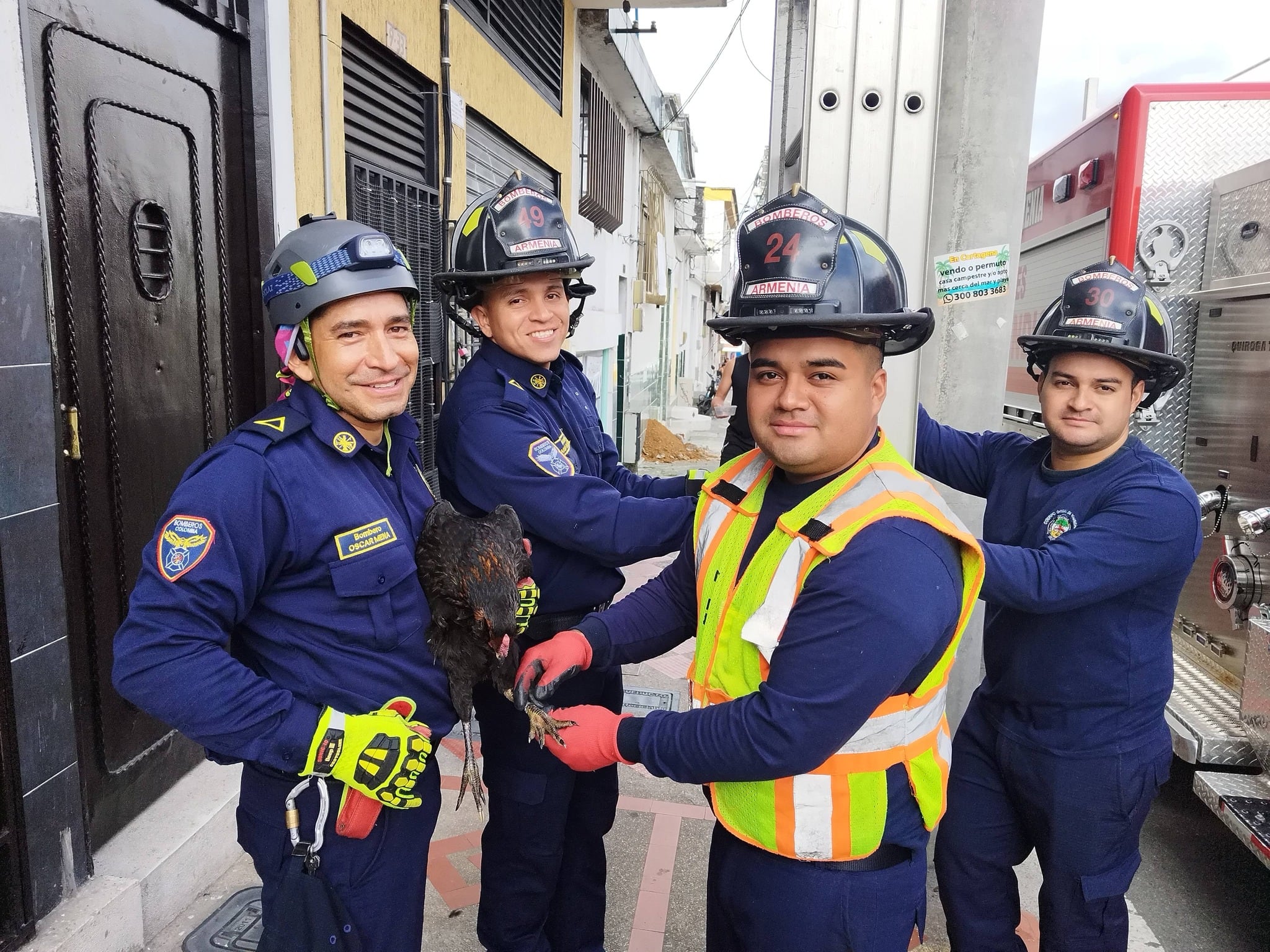 El operativo requirió el traslado de varios bomberos, la máquina de rescates y el uso de la escalera - crédito BOMBEROS OFICIALES ARMENIA QUINDIO / Facebook