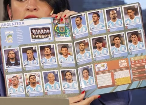 Sudáfrica 2010 consolidó el ritual del intercambio en bares y parques, y sumó más datos de equipos y jugadores al álbum mundialista (Infobae)