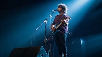 Fernando Sosa, imitador de Gustavo Cerati, durante una de sus presentaciones en vivo, interpretando clásicos del rock en español ante el público.