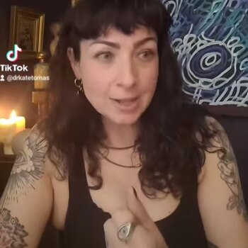 Previamente, la escritora Kate Tomas abordó los rumores de magia en su relación con Garfield, reafirmando la autenticidad y confianza como claves del amor (TikTok/@drkatetomas)