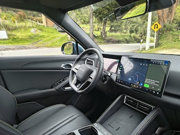 El sistema también puede trabajar como híbrido en paralelo, con el motor eléctrico y el motor a gasolina conectados a la transmisión para impulsar el vehículo.