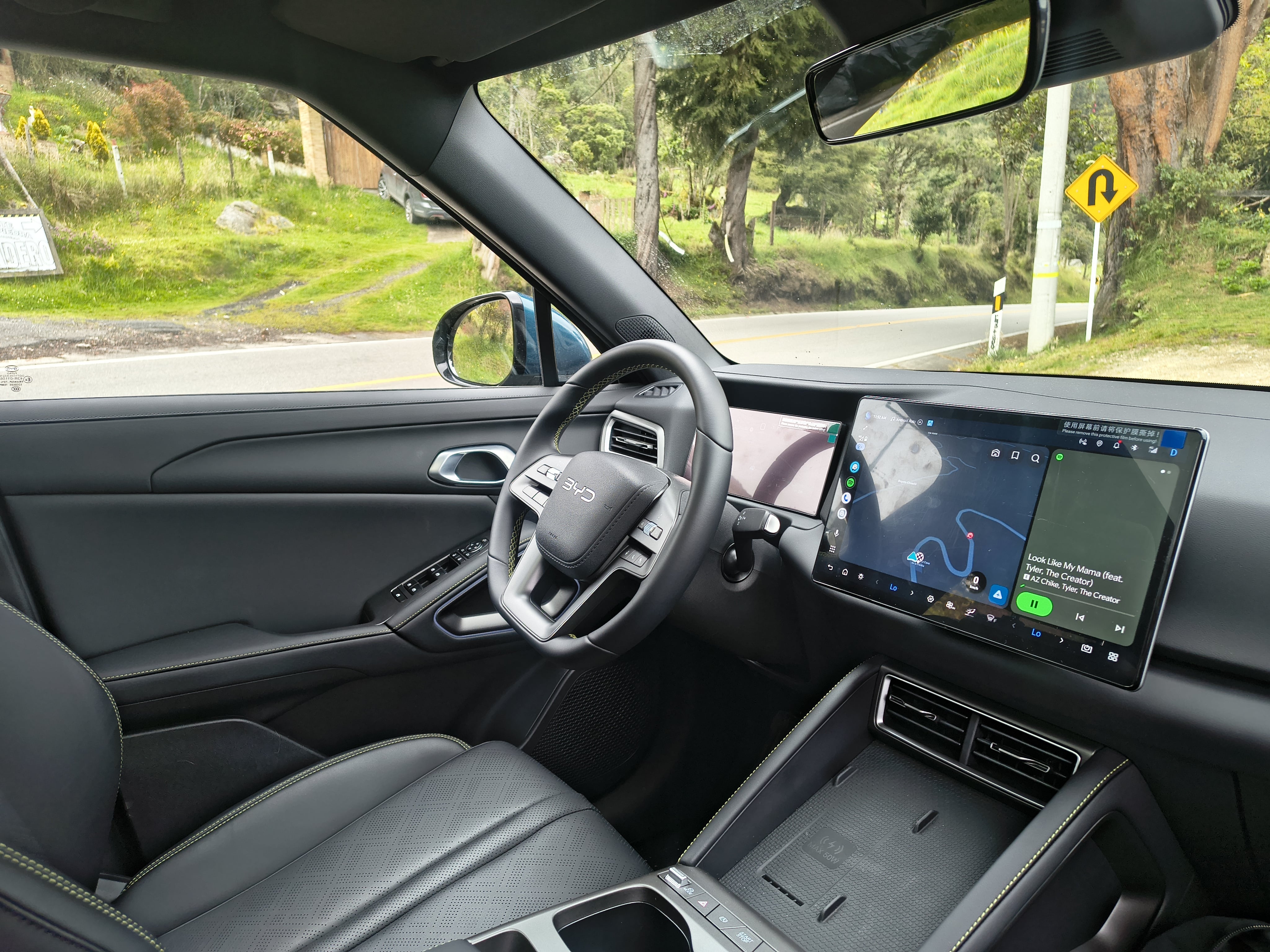 El sistema también puede trabajar como híbrido en paralelo, con el motor eléctrico y el motor a gasolina conectados a la transmisión para impulsar el vehículo.