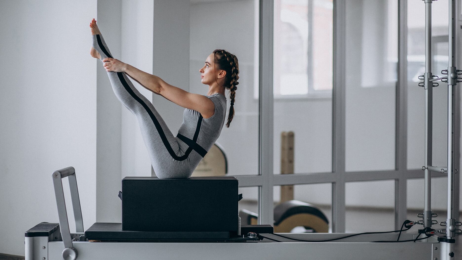 Pilates fortalece el core y mejora la postura, ayudando a prevenir lesiones y optimizar el rendimiento físico diario (Crédito: Freepik)